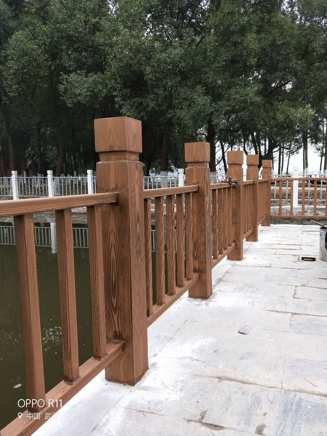 广安河道护栏木纹漆施工项目